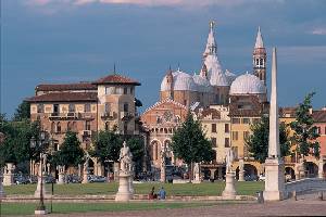 Xtrallusion offers characteristic Bed and Breakfast, B&B, Guest House, Hotel, Albergo and Country Lodge accommodation in Italy. Plus independent self-guided Walking, Adventure, Activity, Skiing and Paragliding Holiday itineraries on the Italian Rivieras, in the Italian Lakes, in the Italian Alps and in some of the most beautiful corners of Italy.